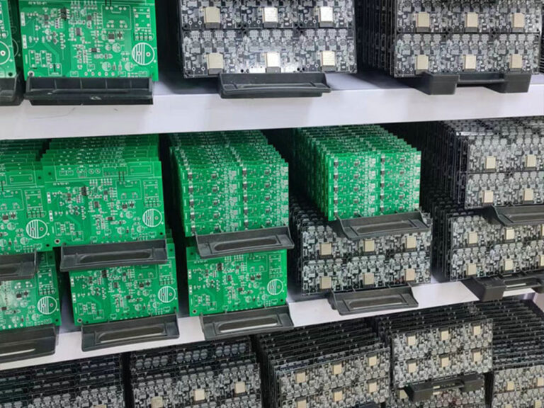 Qual è la differenza di costo effettiva tra ordinare 5 schede e 100 schede per lo stesso progetto? 10 stesso design PCB