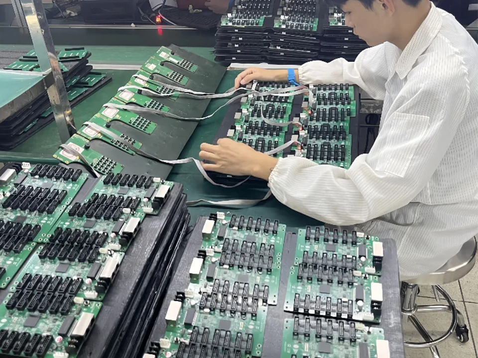 Flex PCB vs Rigid Board with Stiffeners: Cost Analysis 3 Flex PCB vs Rigid Board with Stiffeners